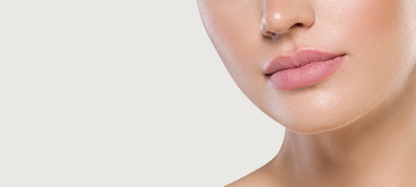 Primer plano labios voluminosos mujer joven