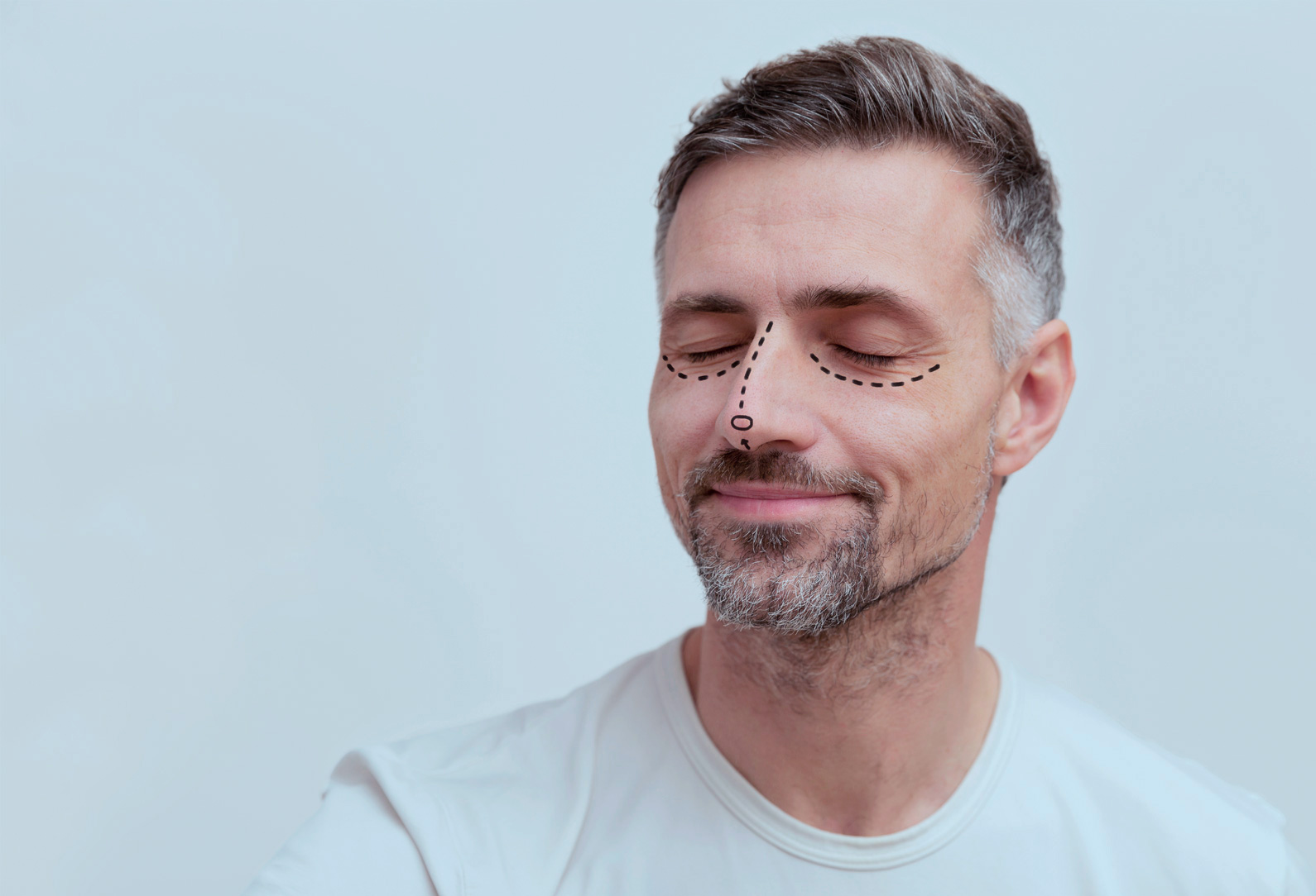 Hombre sonriendo preparado para cirugía estética facial