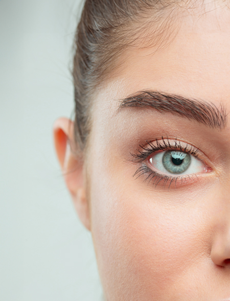 Mirada mujer joven ojos azules