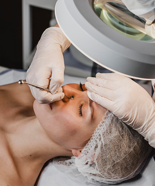 Mujer recibiendo una cirugía estética facial en la nariz