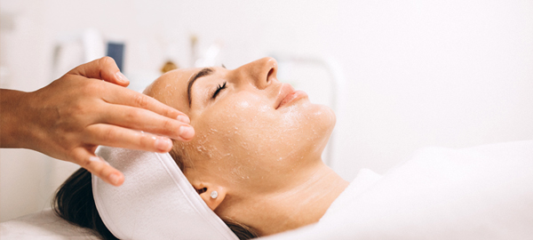 Mujer recibiendo tratamiento peeling facial