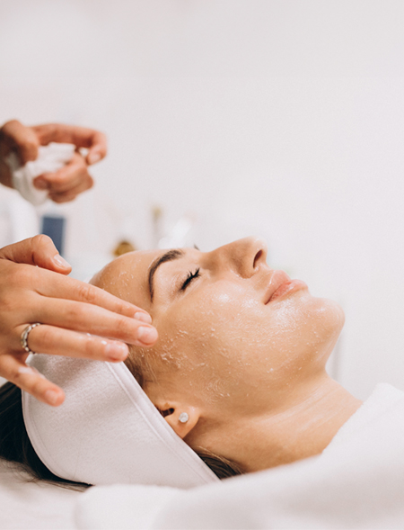 Mujer recibiendo tratamiento peeling facial