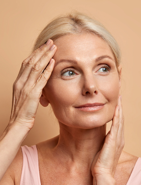 Mujer senior tocándose la cara