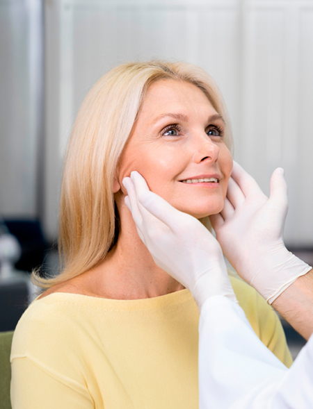 Médico revisando paciente antes de una cirugía estética