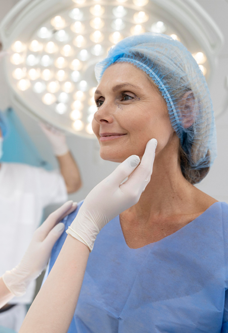 Médico revisando una paciente antes de realizar una cirugía estética facial